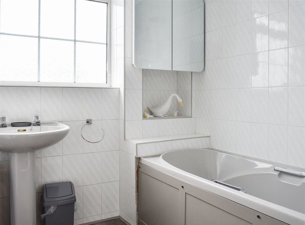 Bathroom (photo 2) at Murrays Corner in Edwinstowe, Nottinghamshire