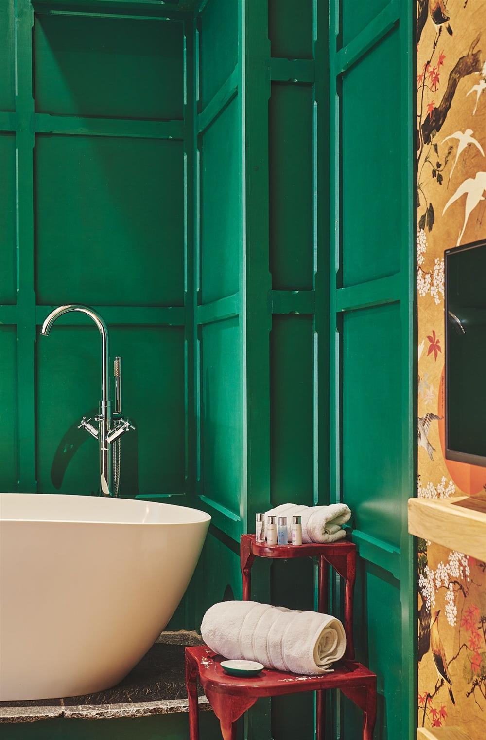 Luxury toiletries beside the bath tub