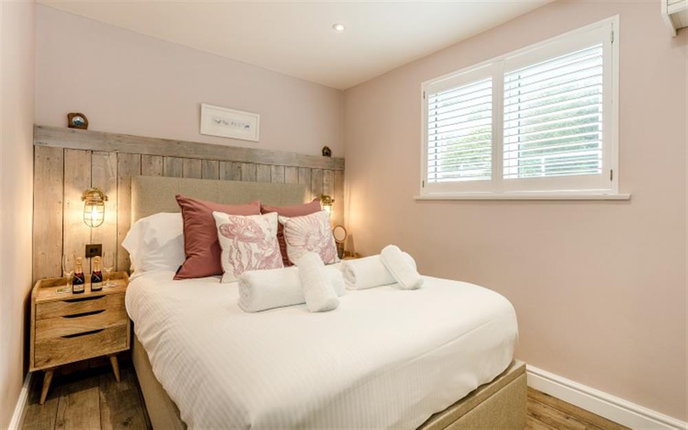 The bedroom is very relaxing with the bleached wood features and flooring following on from the lounge. at Mussels in Helford Passage