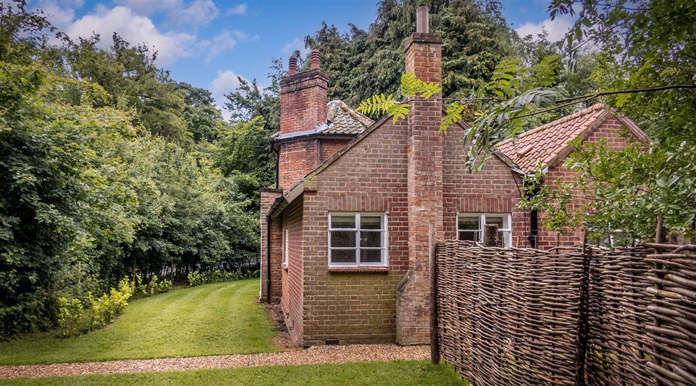 The exterior of Mustard Pot Cottage, Norfolk at Mustard Pot Cottage in Norwich, Norfolk