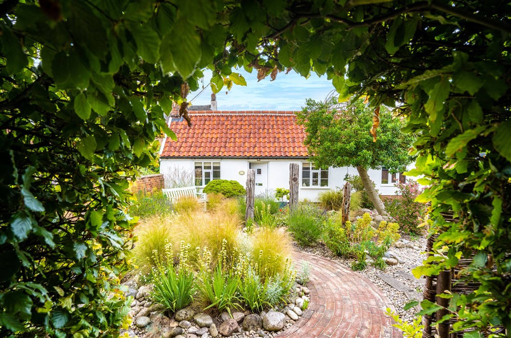 A truly unique and enchanting cottage with a delightful garden at Myrtle Cottage, Friston