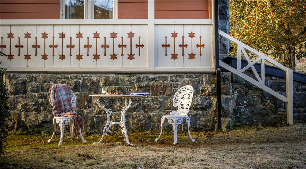 The outdoor table and chairs at Nant Las in Dolgellau, Gwynedd
