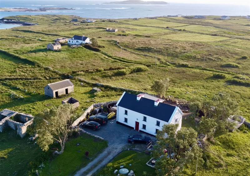 This is the setting of Nead na bhFainleog (Swallows' Nest)