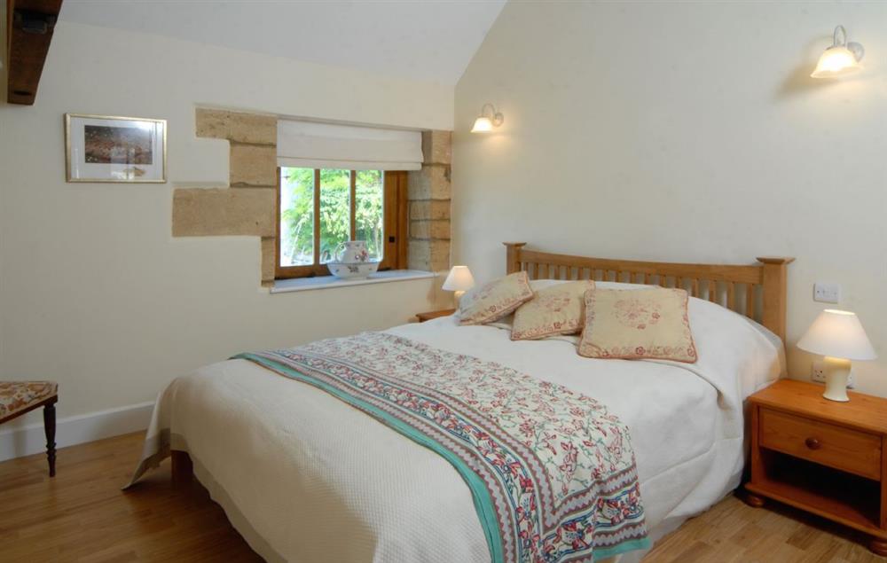 Master bedroom with 4’6 double bed at Nellies Barn, Naunton