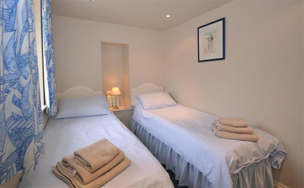 The second twin bedroom at Nelsons Cottage in Looe