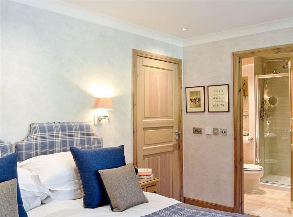 Lovely double bedroom with en-suite at River Lodge, 