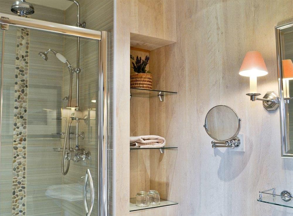 Modern en-suite shower room at River Lodge, 