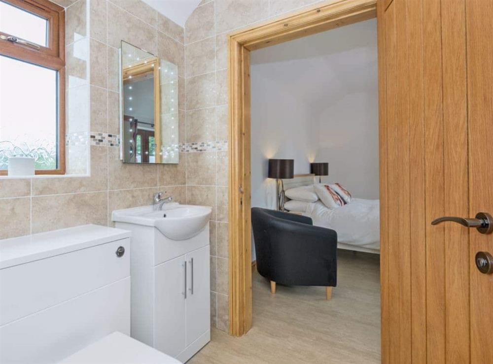 Modern en-suite (photo 2) at Nesting Box in Chapel-St-Leonards, Lincolnshire