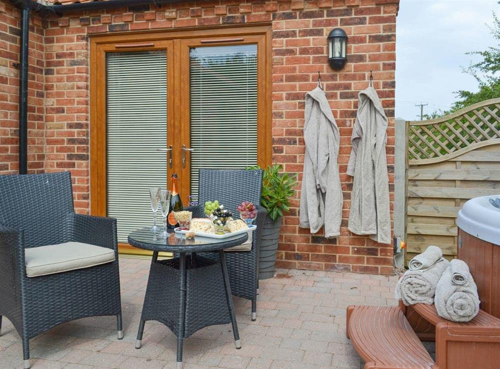 Paved patio area with outdoor furniture at Nesting Box in Chapel-St-Leonards, Lincolnshire