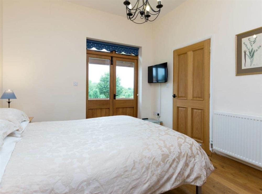 Double bedroom with wall-mounted TV at Parkers Lodge, 