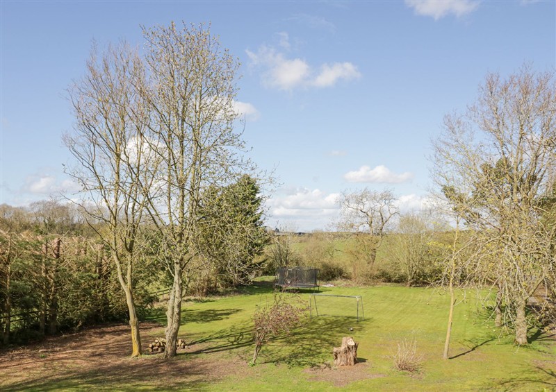Enjoy the garden at New House Farm, Wappenbury near Leamington Spa