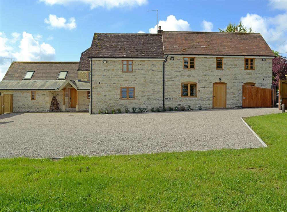 Large detached holiday home providing accommodation for up to sixteen people at New Inn Farmhouse in Marnhull, near Shaftesbury, Dorset