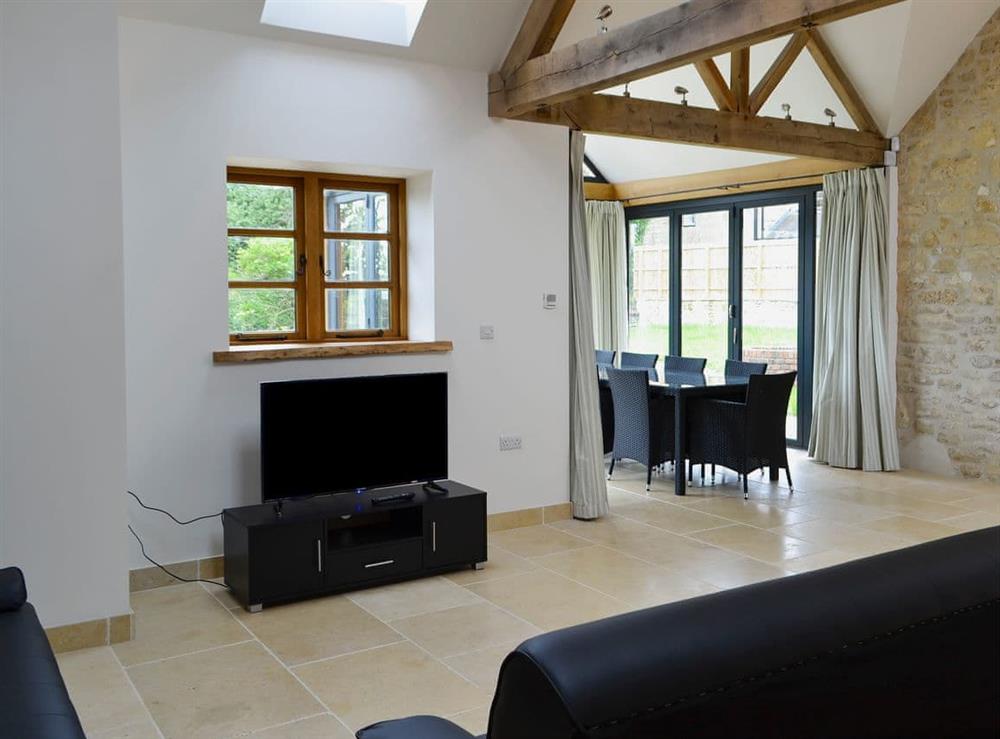 Light and airy family room with 2 double sofa beds (photo 2) at New Inn Farmhouse in Marnhull, near Shaftesbury, Dorset
