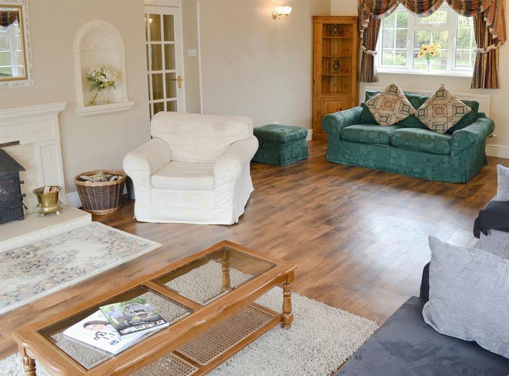 Spacious living room (photo 3) at New Inn House in Abbots Salford, Nr Stratford-upon-Avon, Worcs., Worcestershire