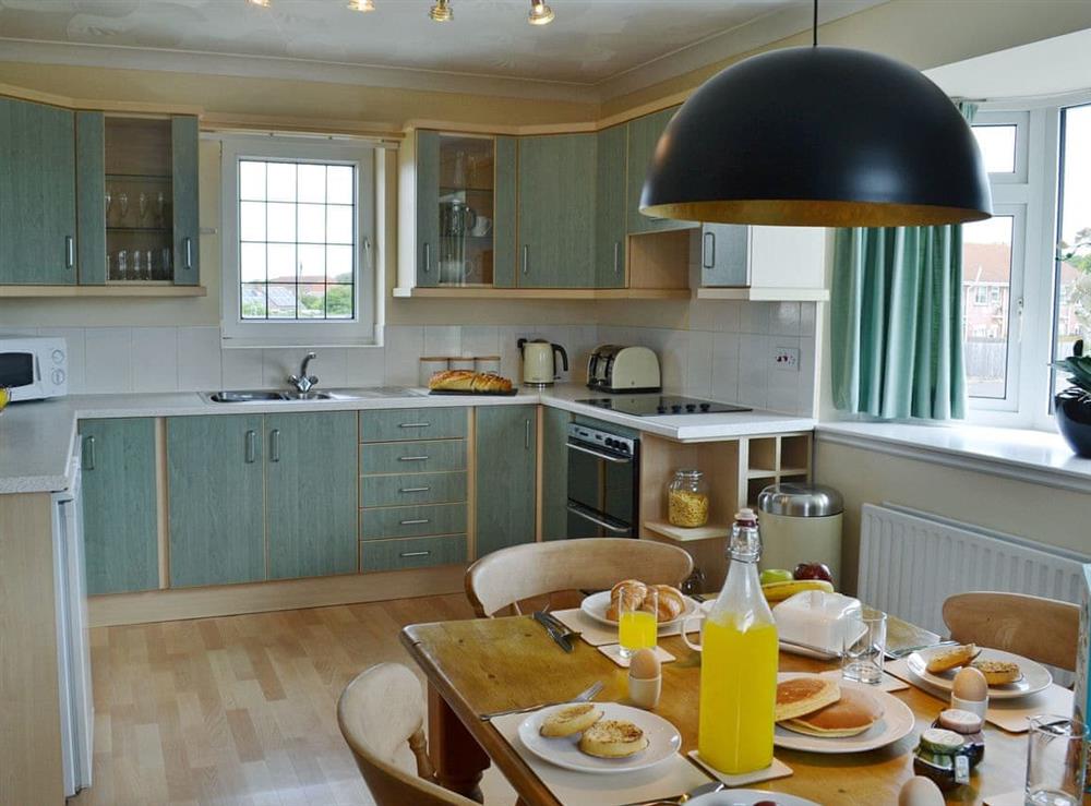Spacious kitchen/dining room (photo 2) at New Trend in Chapel St Leonards, near Skegness, Lincolnshire