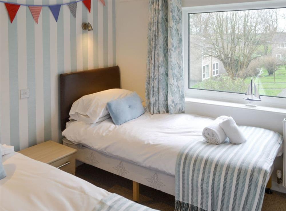 Good-sized twin bedroom at Newquay Holiday Villa in Newquay, Cornwall