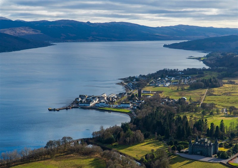 The setting (photo 4) at Newton Hall, Inveraray