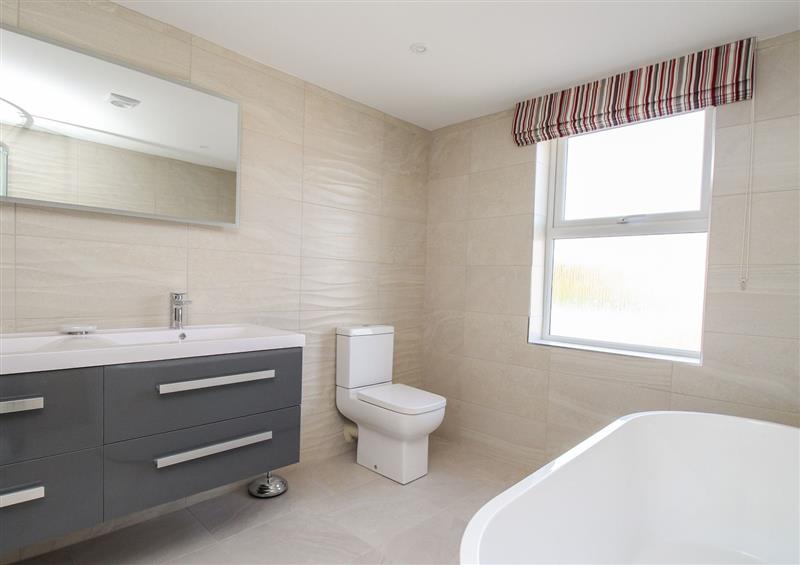The bathroom (photo 3) at Newtons Cove Retreat, Brewers Quay Harbour