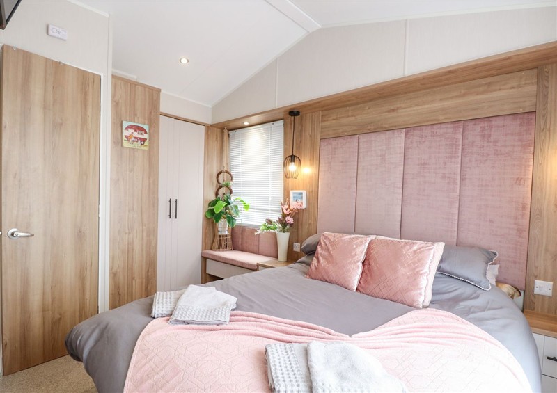 A bedroom in No. 2 - Seaview (photo 2) at No. 2 - Seaview, Kessingland