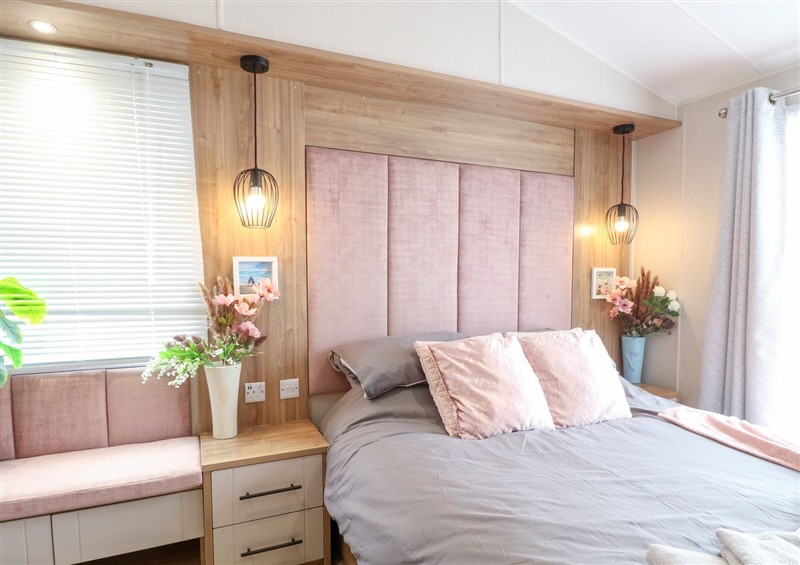 A bedroom in No. 2 - Seaview (photo 3) at No. 2 - Seaview, Kessingland