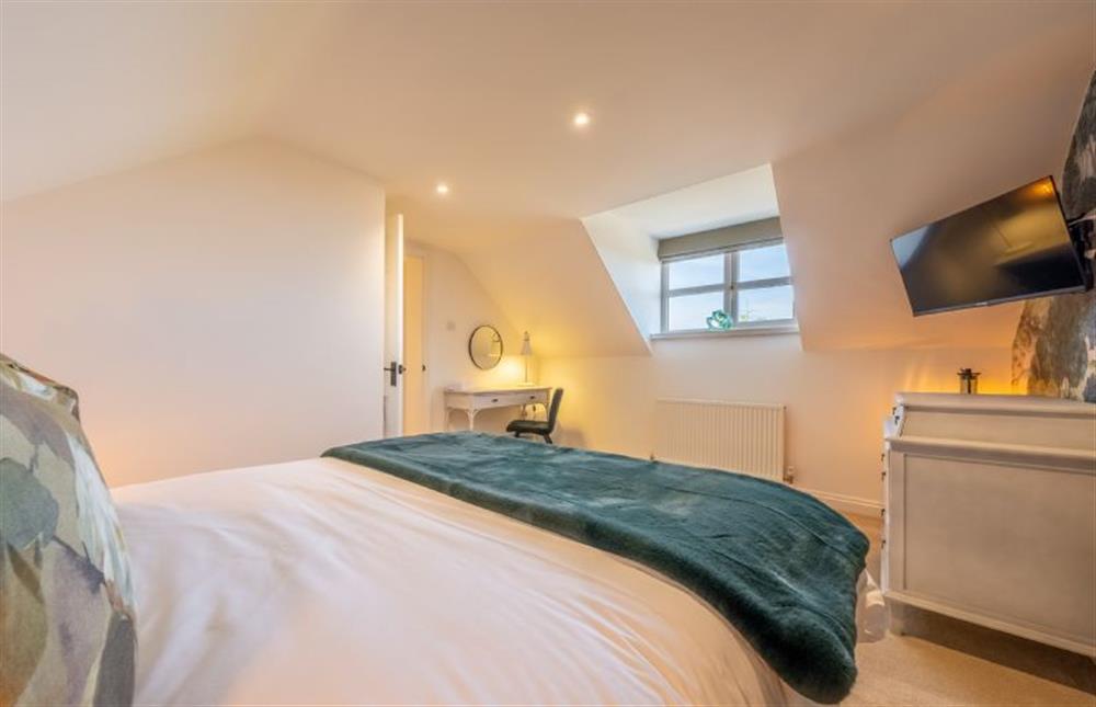 First floor: Master bedroom (photo 5) at No. 33 Woodlands Cottage, Heacham near Kings Lynn