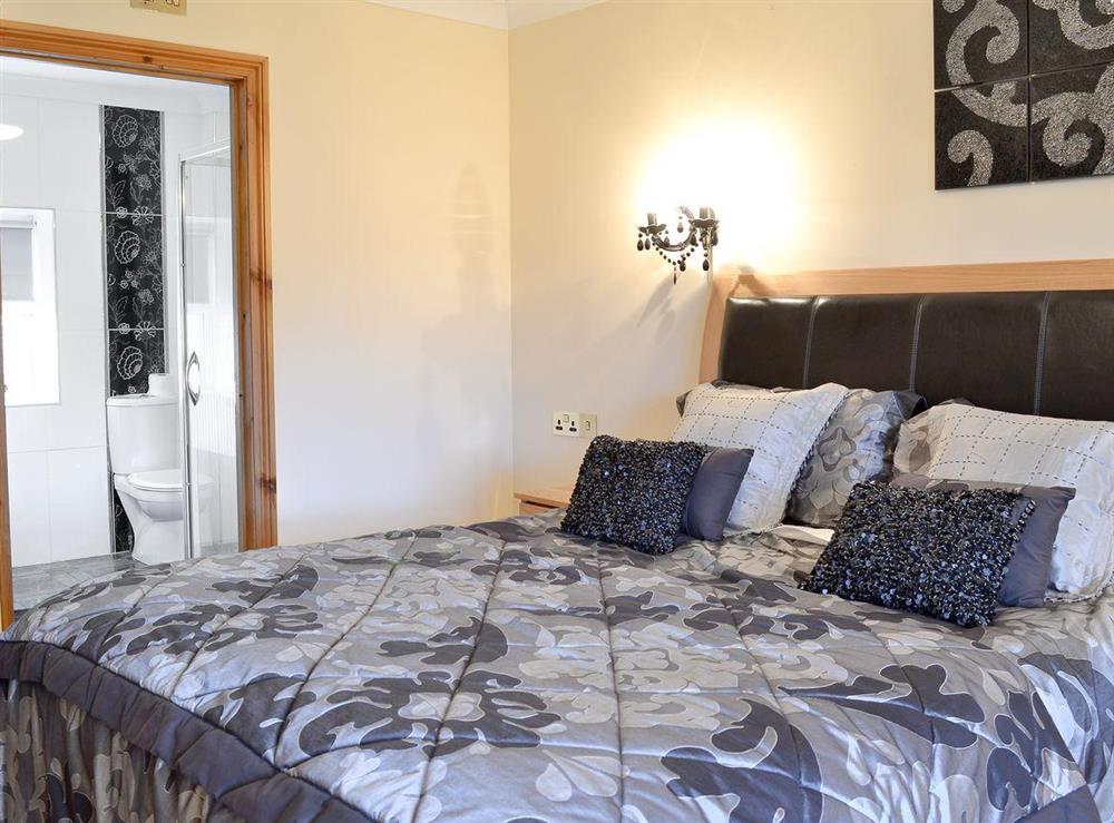 King size bed with ideal en-suite at No 4 Pengraig Draw in Aberystwyth, Dyfed