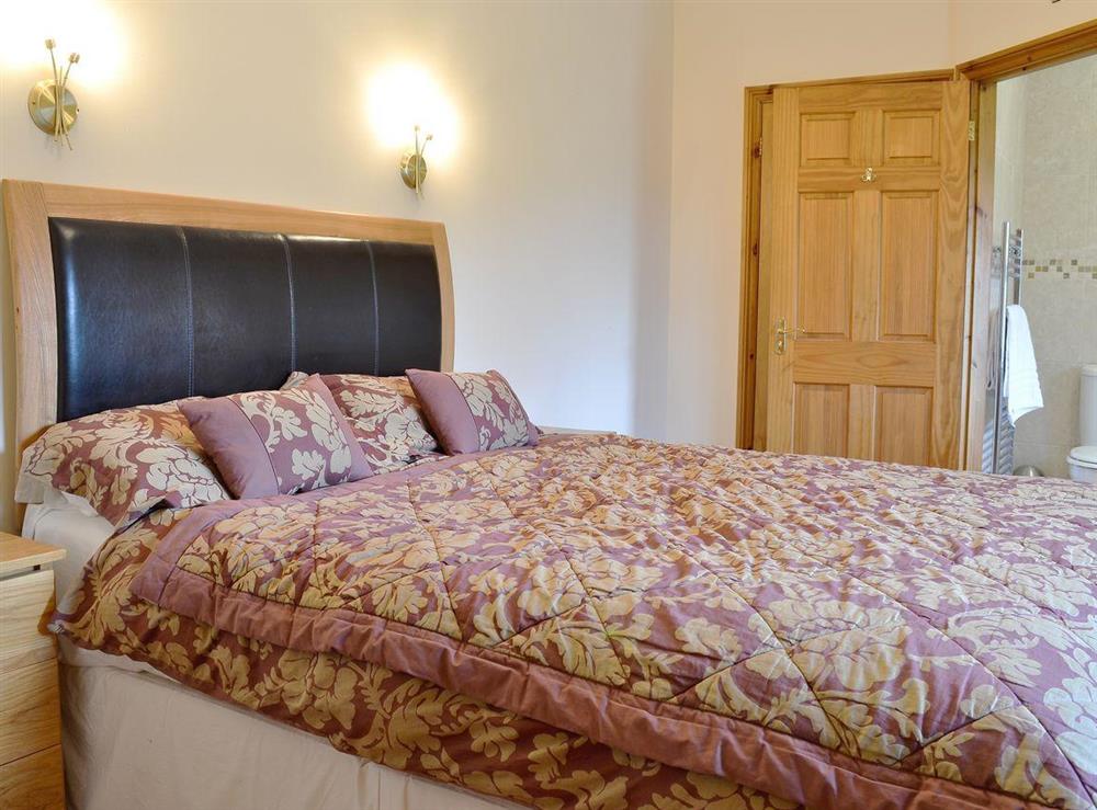 Comfortable double bedroom with king size bed and en-suite at No 5 Pengraig Draw in Aberystwyth, Dyfed
