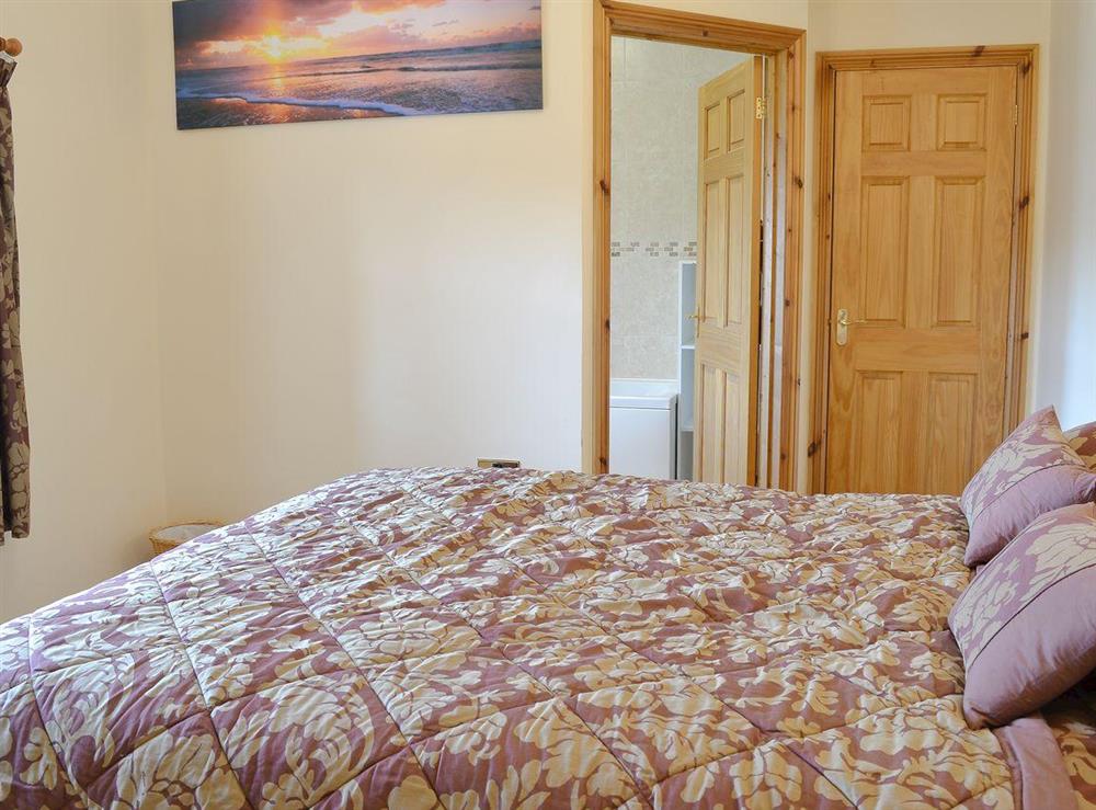 Main double bedroom with en-suite bathroom at No 5 Pengraig Draw in Aberystwyth, Dyfed
