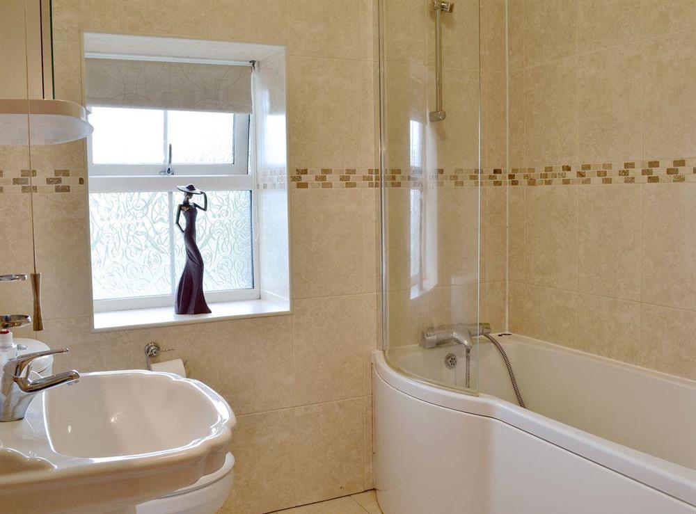 Useful en-suite with bath and overbath shower at No 5 Pengraig Draw in Aberystwyth, Dyfed
