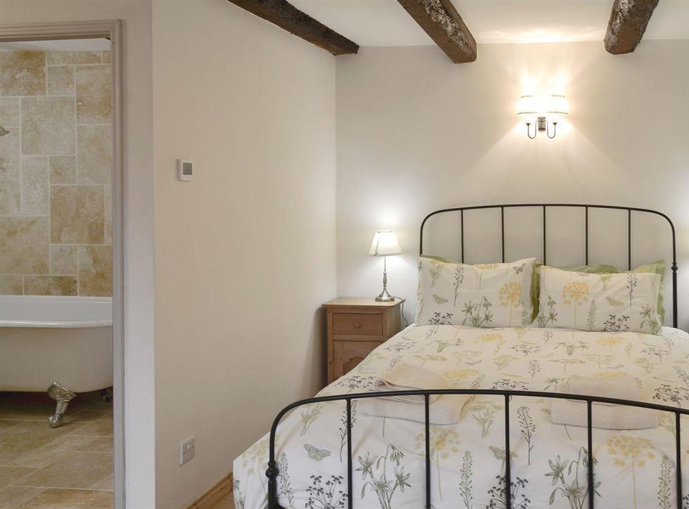Charming double bedroom with en-suite at No 6 Swallowholm Cottages in Arkengarthdale, North Yorkshire