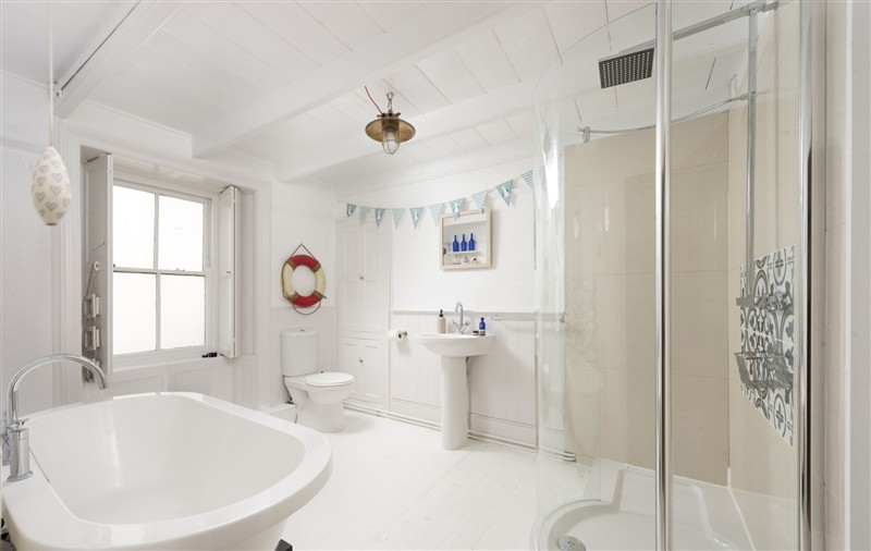 Bathroom at No.1 St Eia, Cornwall