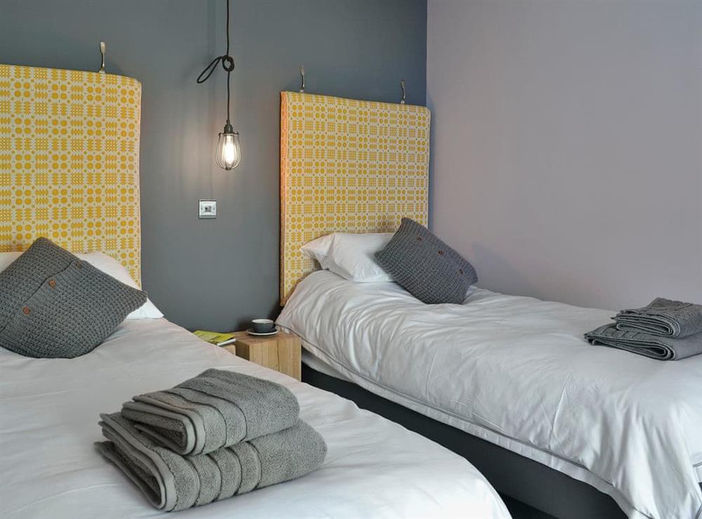 Charming twin bedroom at No.5 at Ginhaus in Llandeilo, Carmarthenshire, Dyfed