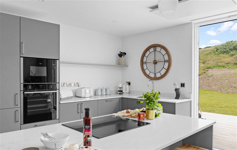Kitchen (photo 2) at