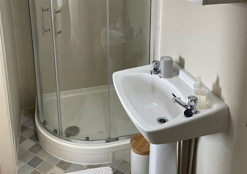 Bathroom at No.7 Plas Darien, Trearddur Bay