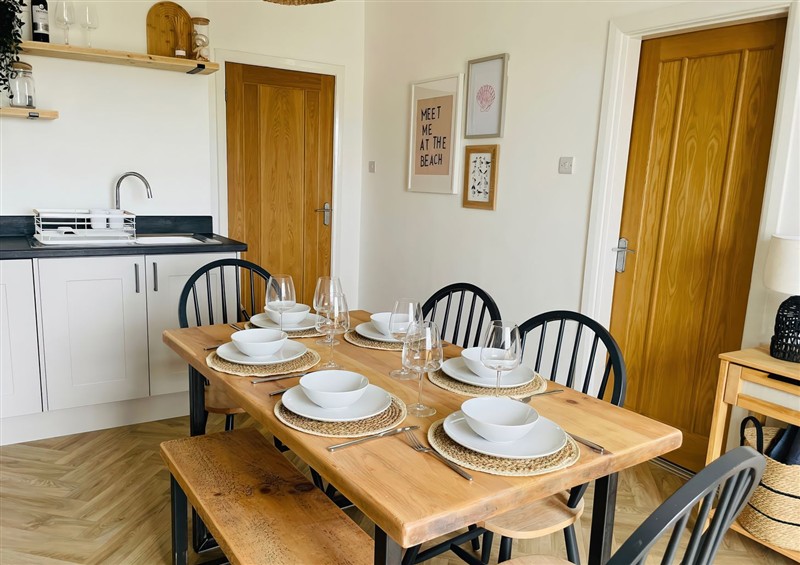 The dining area at No.7 Plas Darien, Trearddur Bay