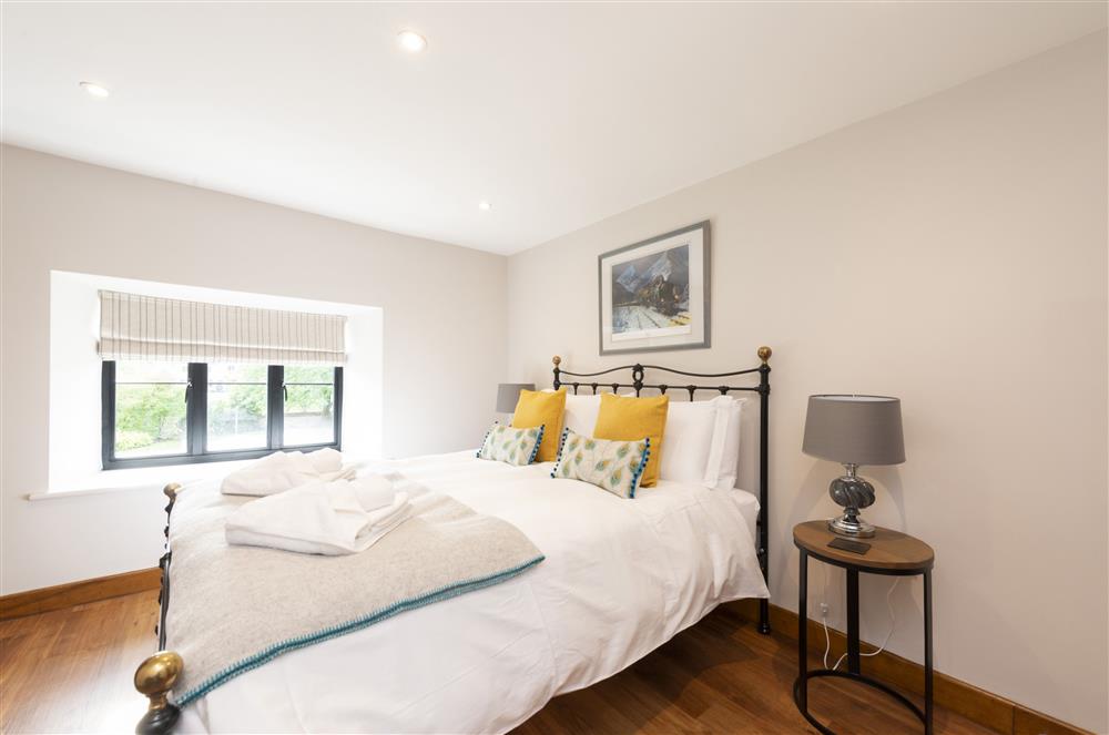 Bedroom three with a 5’ king-size bed  at North Leaze Farmhouse, North Cadbury
