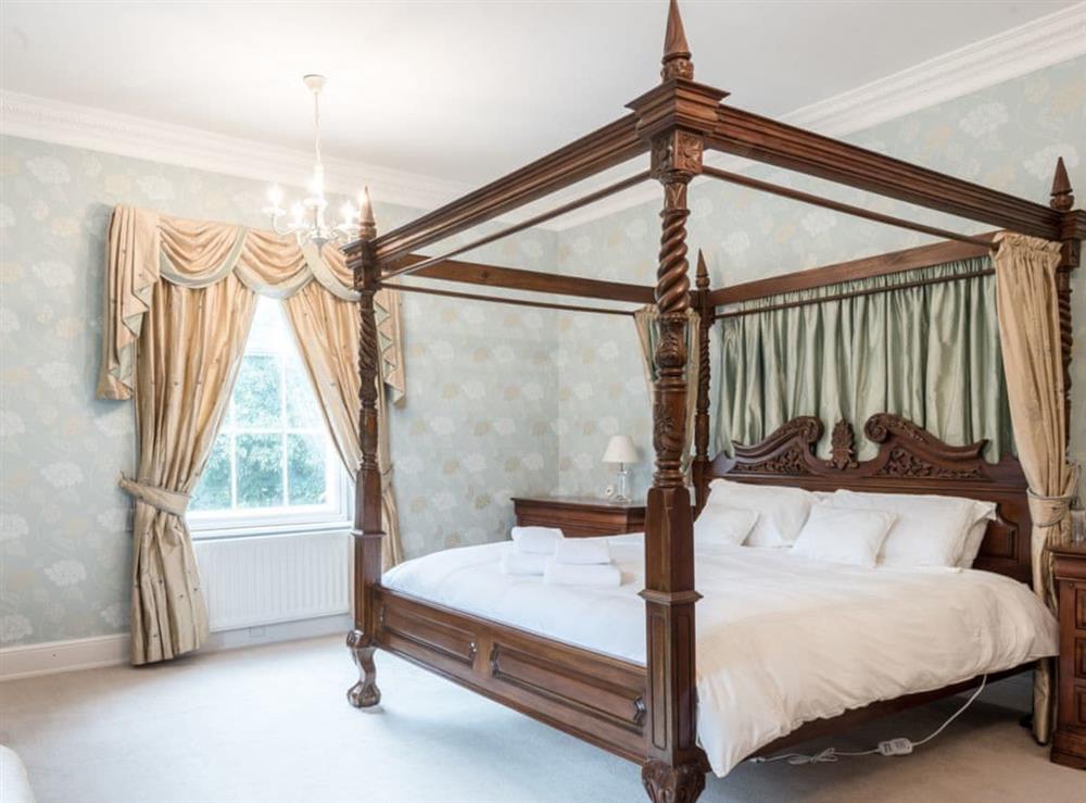 Four poster bedroom (photo 2) at Northolme Hall in Wainfleet All Saints, near Skegness, Lincolnshire