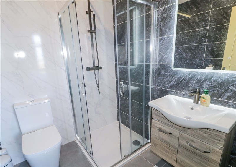 The bathroom at Number 6 Villa - The View, Derrybeg