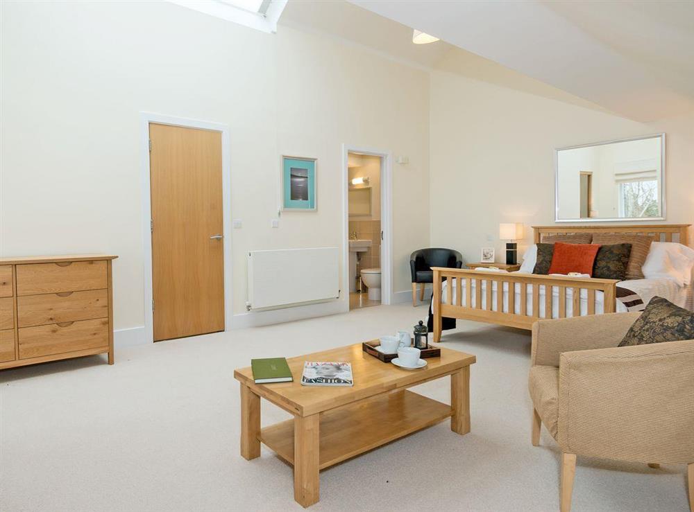Bright and airy en-suite double bedroom at Nuthatch in Cirencester, Gloucestershire