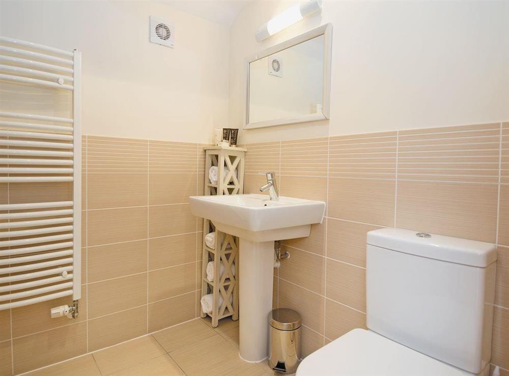 En-suite bathroom at Nuthatch in Cirencester, Gloucestershire