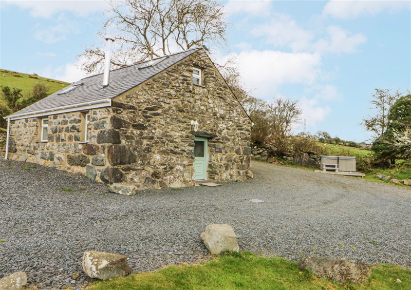 Enjoy the garden at Nyth Dryw, near Criccieth