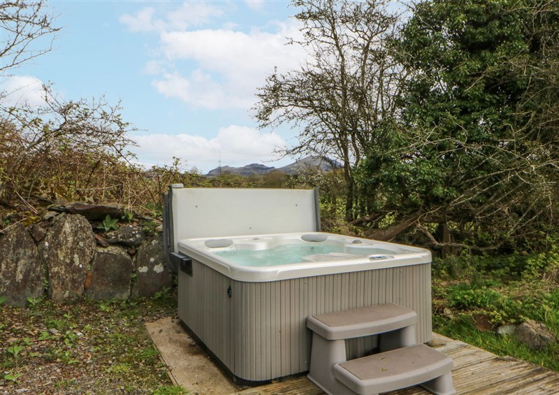 There is a hot tub at Nyth Dryw, near Criccieth