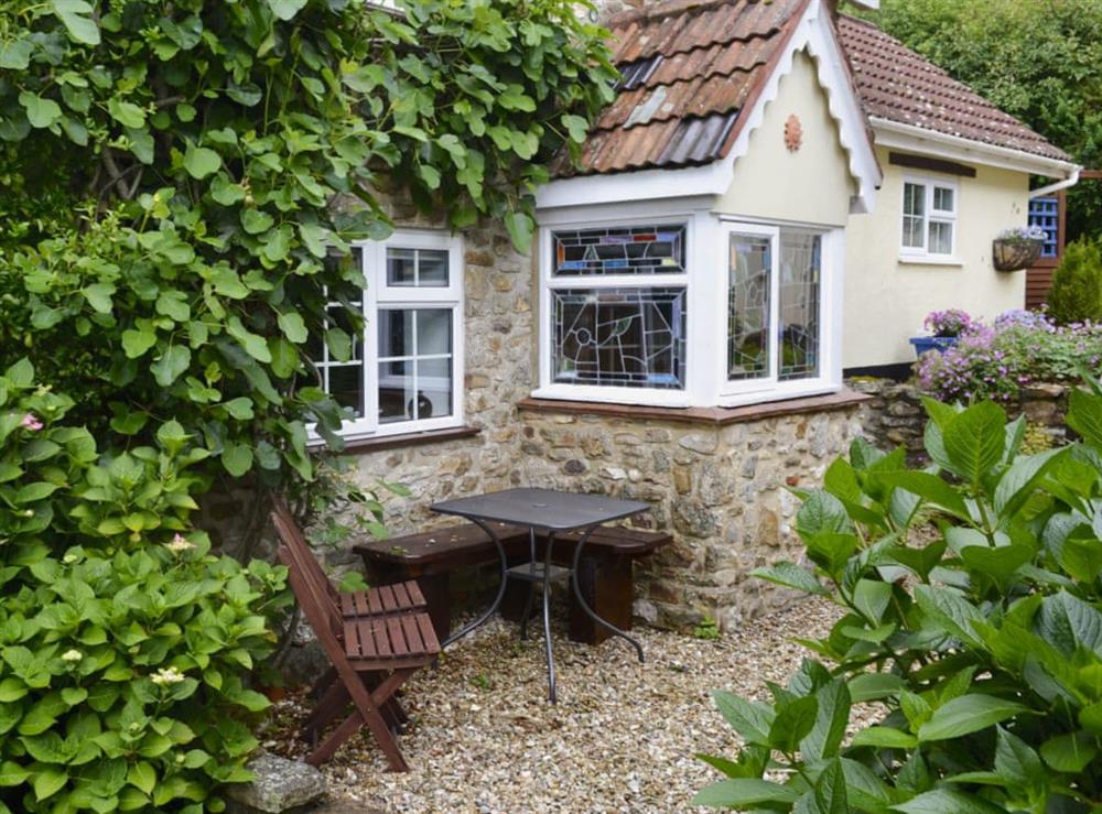 Relaxing gravelled courtyard at Oak Apple Cottage in Upottery, near Honiton, Devon