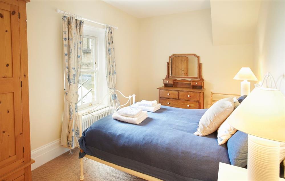Double bedroom with 4’6 bed at Oak Cliff Place, Ryde