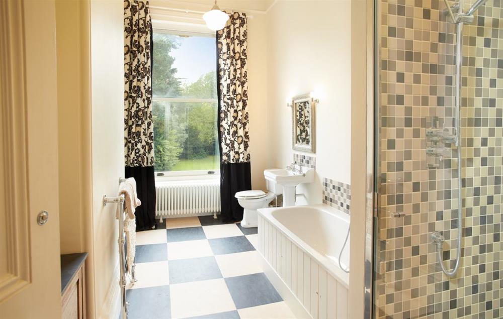 En-suite bathroom to single bedroom at Oak Cliff Place, Ryde
