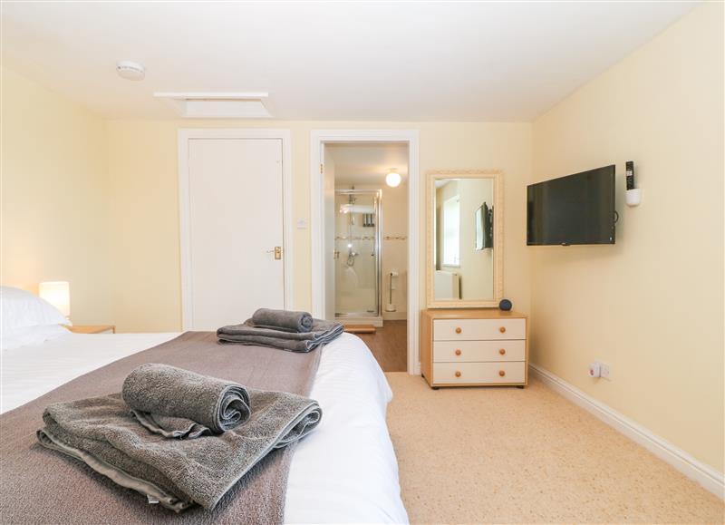 One of the 3 bedrooms (photo 4) at Oak Cottage, Dinas Dinlle near Caernarfon
