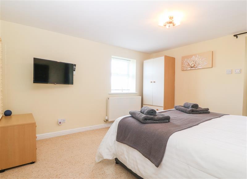This is a bedroom (photo 3) at Oak Cottage, Dinas Dinlle near Caernarfon