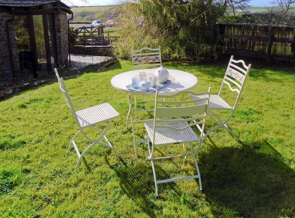 Sitting out area in the rear garden at Oak Cottage in Woolsery, near Bideford, Devon