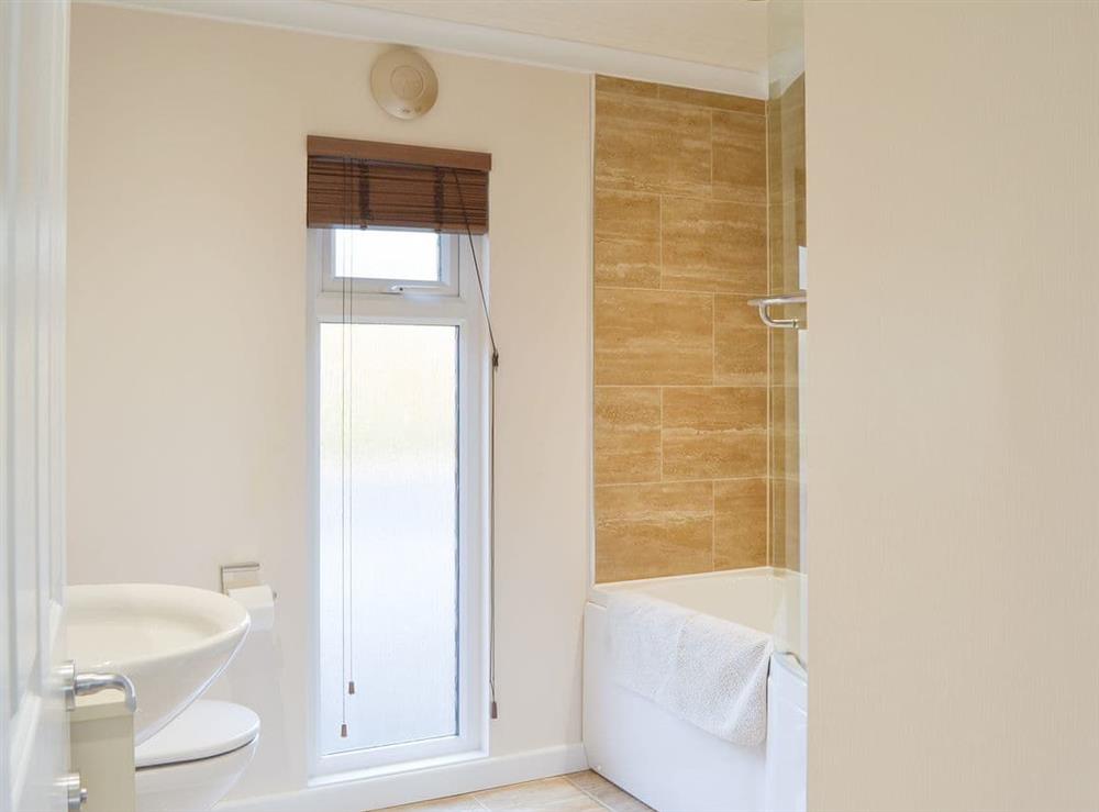 En-suite bathroom with shower over the bath at Oak Lodge in Clatworthy, near Williton, Somerset