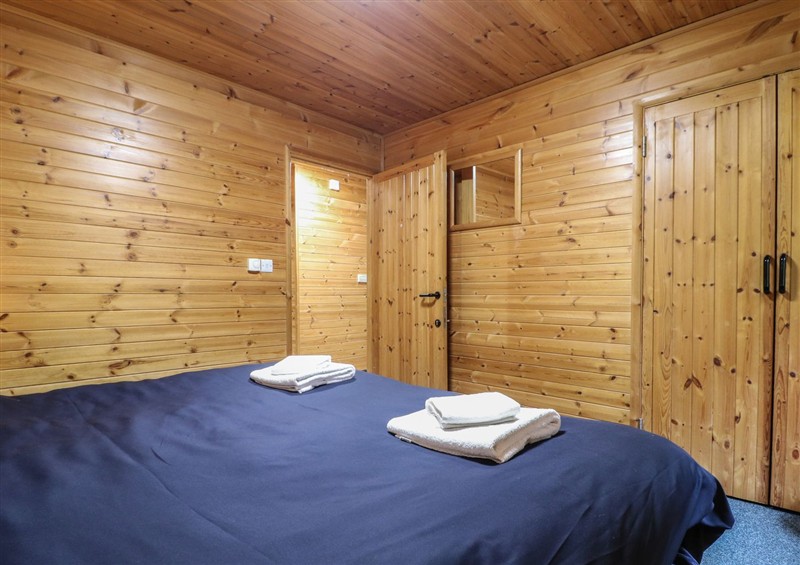 A bedroom in Oak Lodge (photo 2) at Oak Lodge, Rosliston